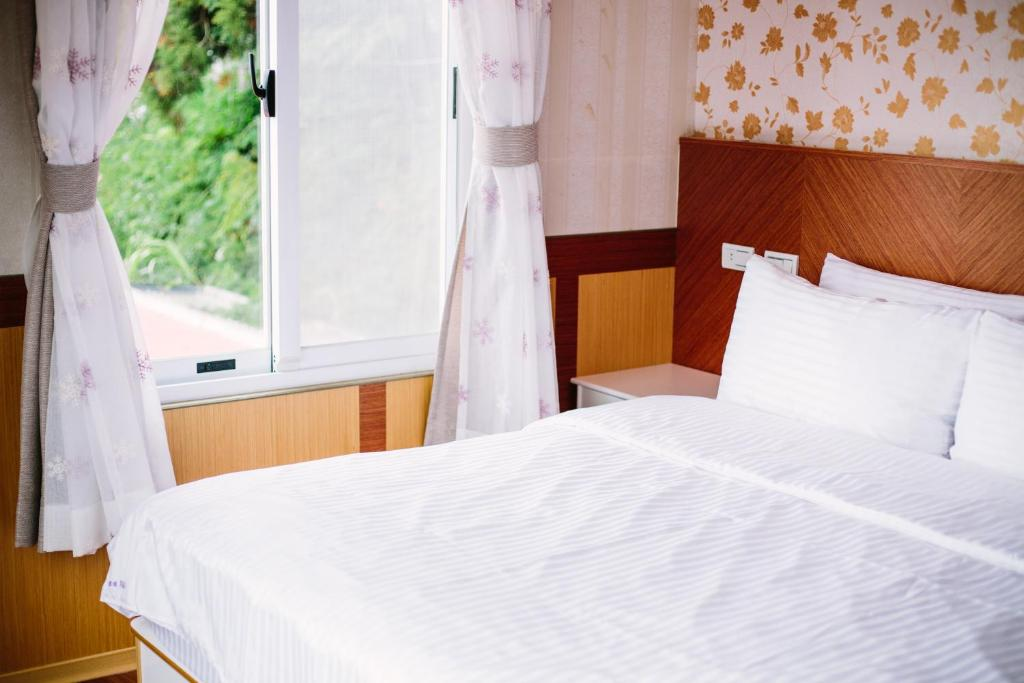 推開窗，清境的雲在走｜在山裡住一晚，看星空與晨光一起醒來