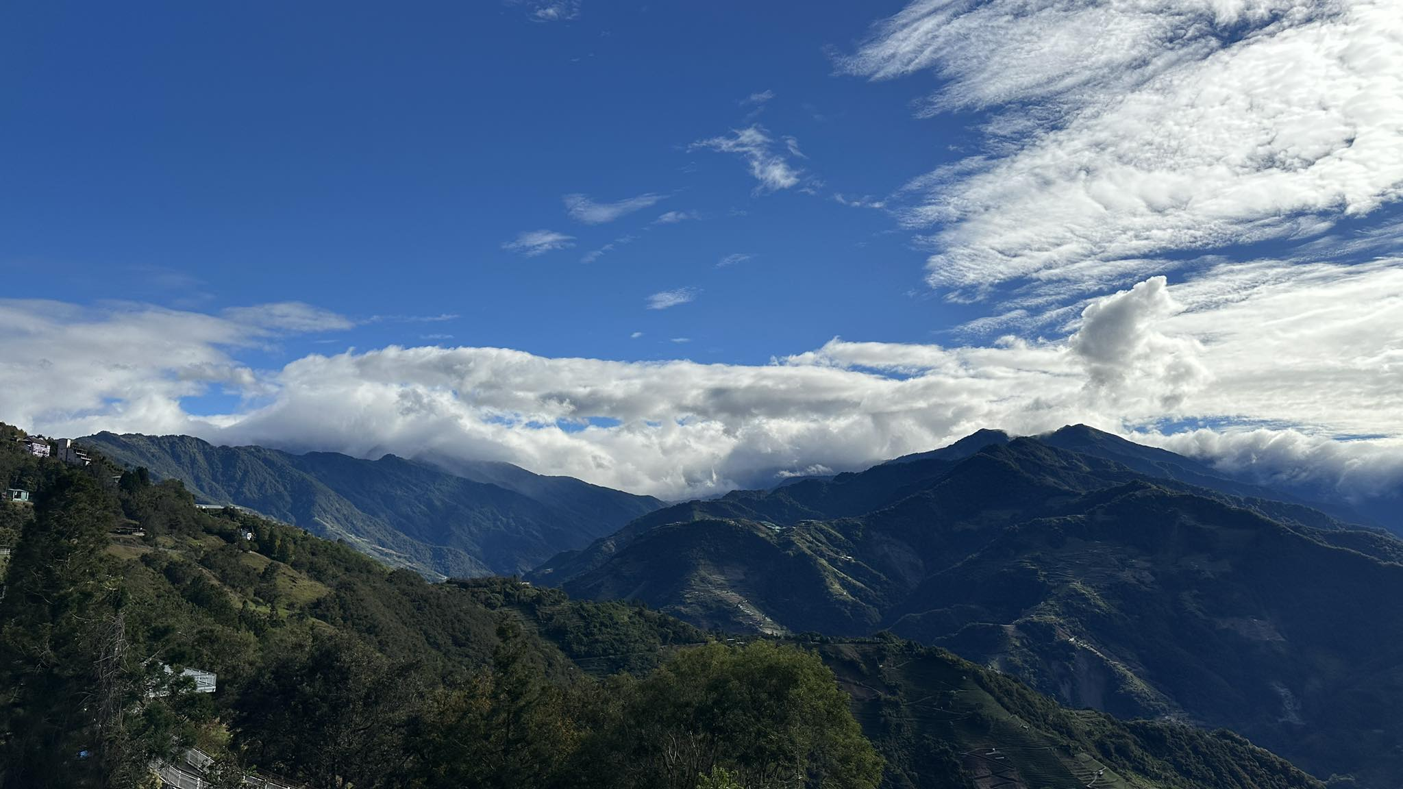 推開窗，清境的雲在走｜在山裡住一晚，看星空與晨光一起醒來