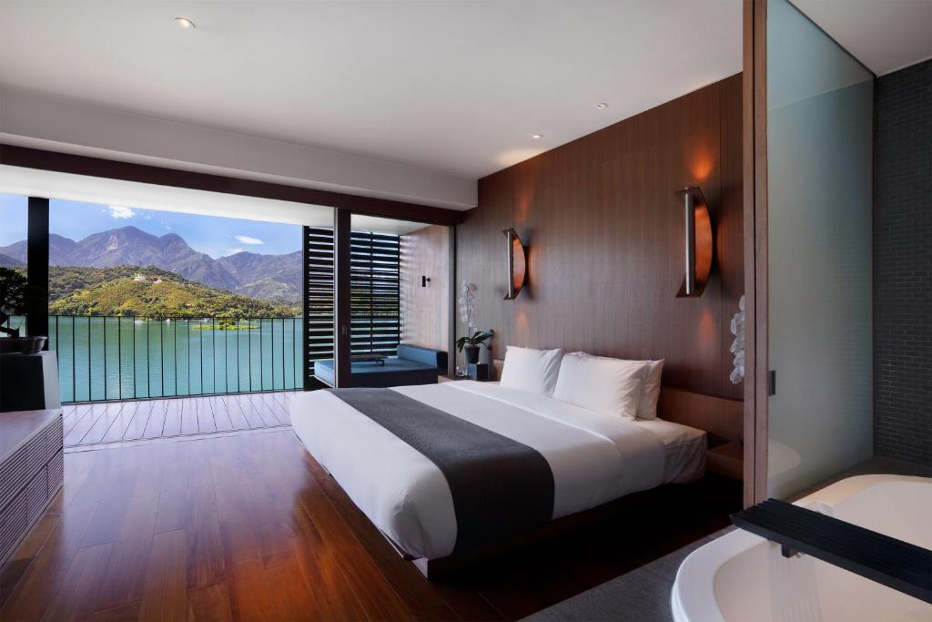 在日月潭湖畔慢慢住一晚，沿著霧光與夕色挑選最合拍的住宿節奏