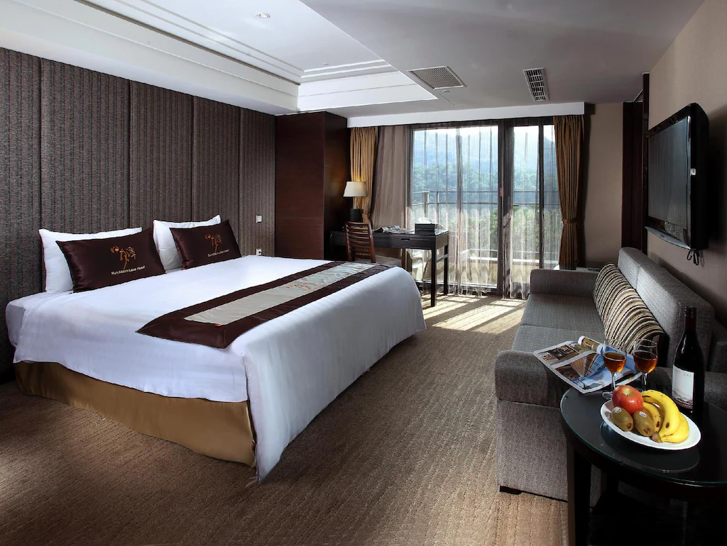 在日月潭湖畔慢慢住一晚，沿著霧光與夕色挑選最合拍的住宿節奏