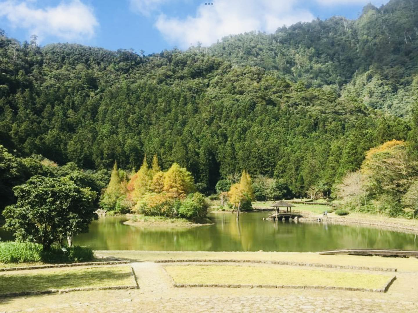 在明池國家森林遊樂區散步，把時間留給湖光與山風