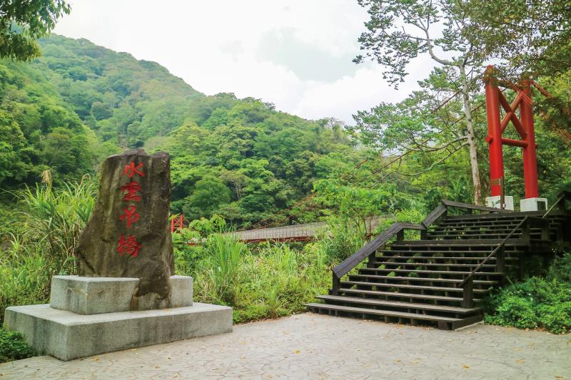 當霧氣包圍山谷,苗栗泰安觀止正悄悄打開溫泉的氣息