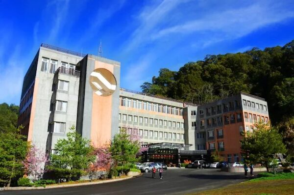 南投杉林溪楓葉正紅｜順著霧氣與山風，一步步走進秋天最深的顏色