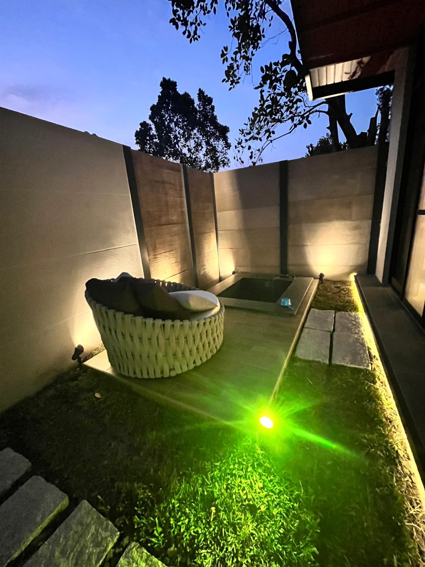 天闊山居Villa雙人房內部實景與湯池