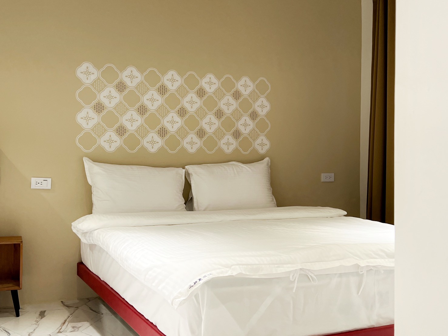 印花樂授權的經典圖騰與玩印設計完美結合，創造獨特牆面美學