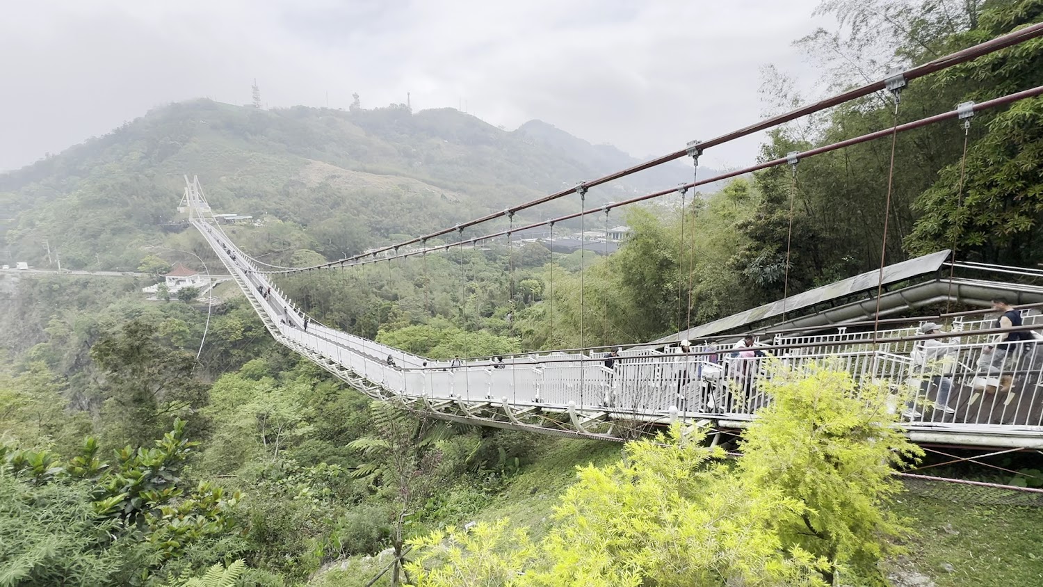 壯麗的太平雲梯懸掛於山巒之間