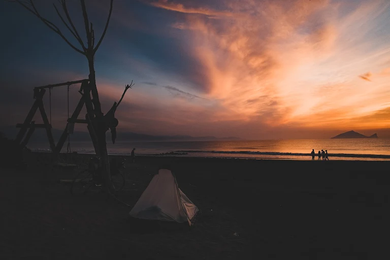 夕陽下的海岸盪鞦韆，充滿了詩意與寧靜，是來到宜蘭壯圍不可錯過的美景。