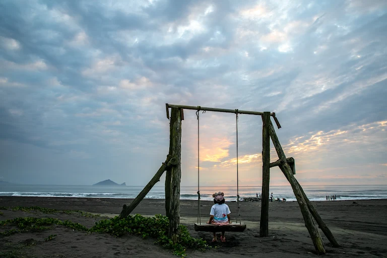 壯圍海岸盪鞦韆，遠眺龜山島，是宜蘭極受歡迎的網美打卡景點。