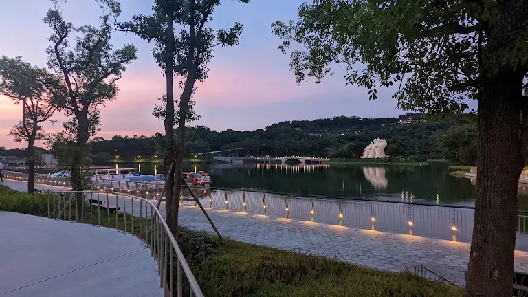 跟著魯夫一起冒險吧!在青草湖看煙火綻放、聽風掠過夜色與笑聲閃爍的秋天