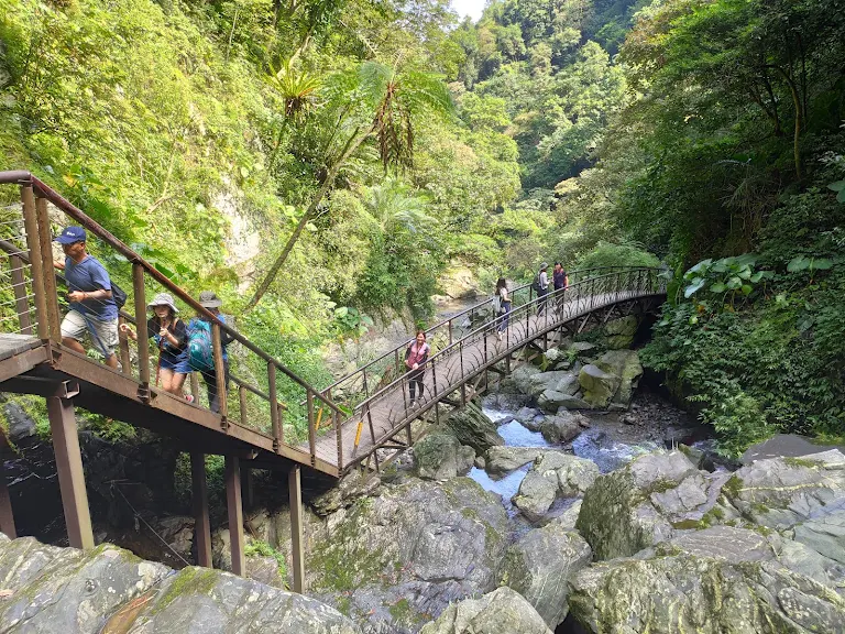 舊寮瀑布是宜蘭冬山鄉最清新的森林秘境，適合想要遠離塵囂的旅人。