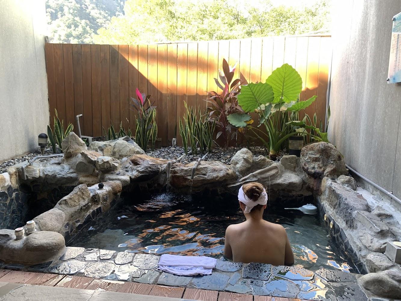 從麗池山水溫泉會館望出去，山巒層疊，雲霧繚繞。