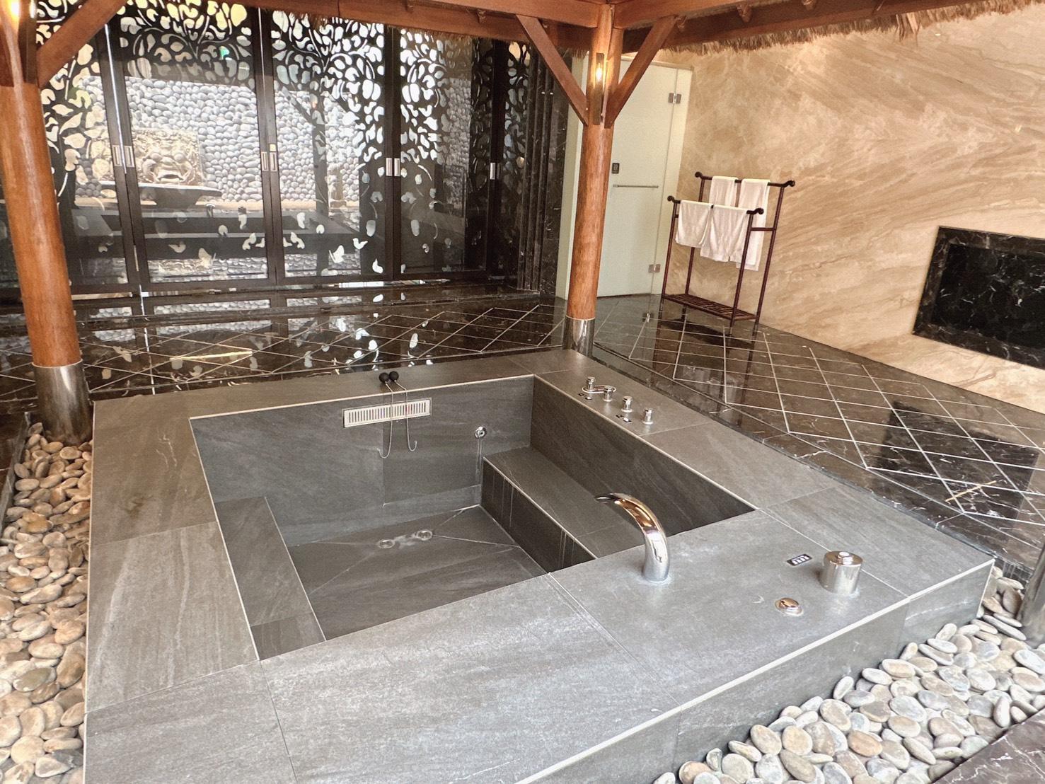 簡約的牆面線條搭配暖黃色燈光，創造出無壓力的放鬆氛圍。