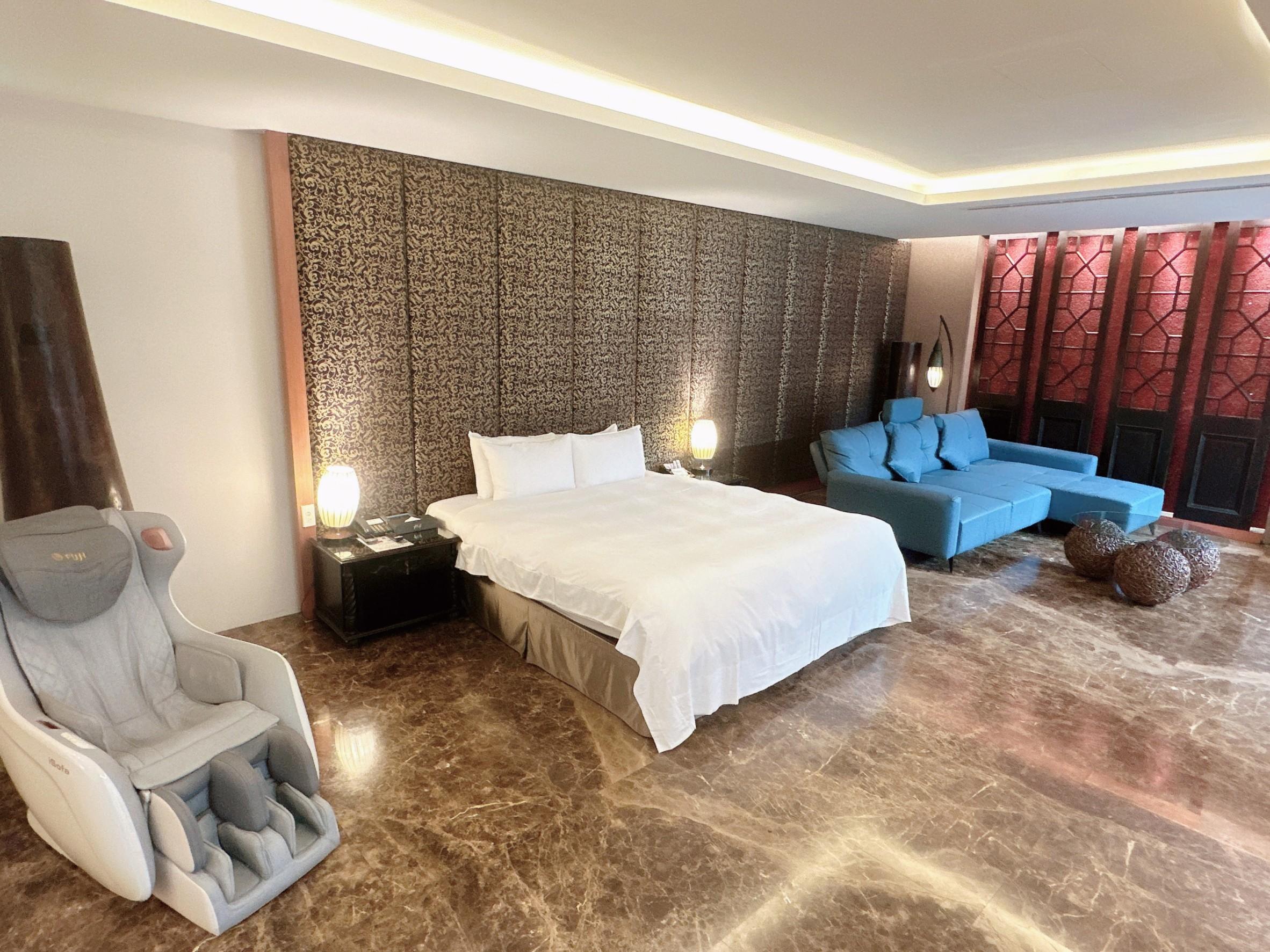 旅館客房內的盥洗空間潔淨明亮，設施一應俱全。