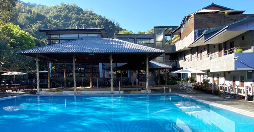 天闊溫泉會館全景，被綠意包圍的世外桃源