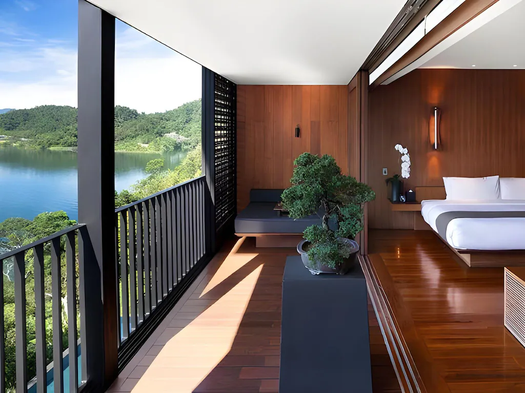 在日月潭晚風吹起時抵達旅宿,讓湖邊的安靜陪你把假期慢慢展開