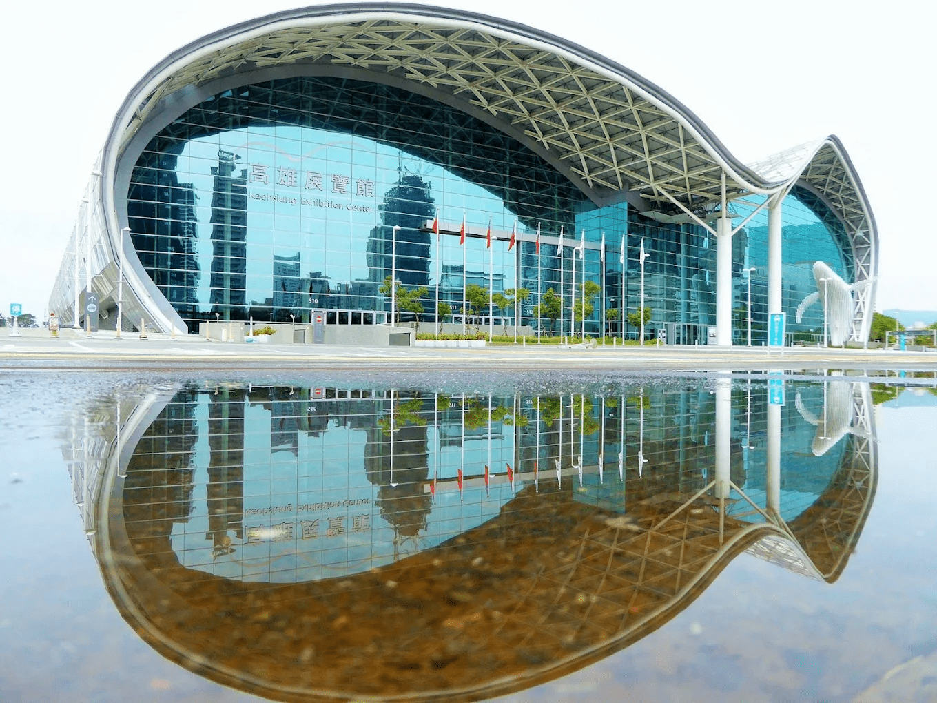 🌆 高雄85大樓雲海精品旅館｜入住地標高空夜景房，從白天海景看到夜裡星光