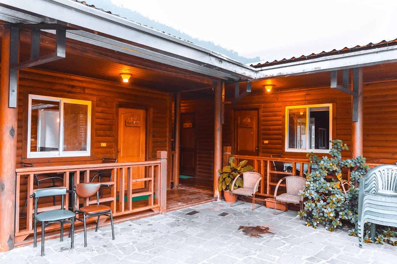 草地人溫泉會館｜藏在六龜山林間的泡湯秘境，泡美人湯、賞星空，一次 Reset 全身能量