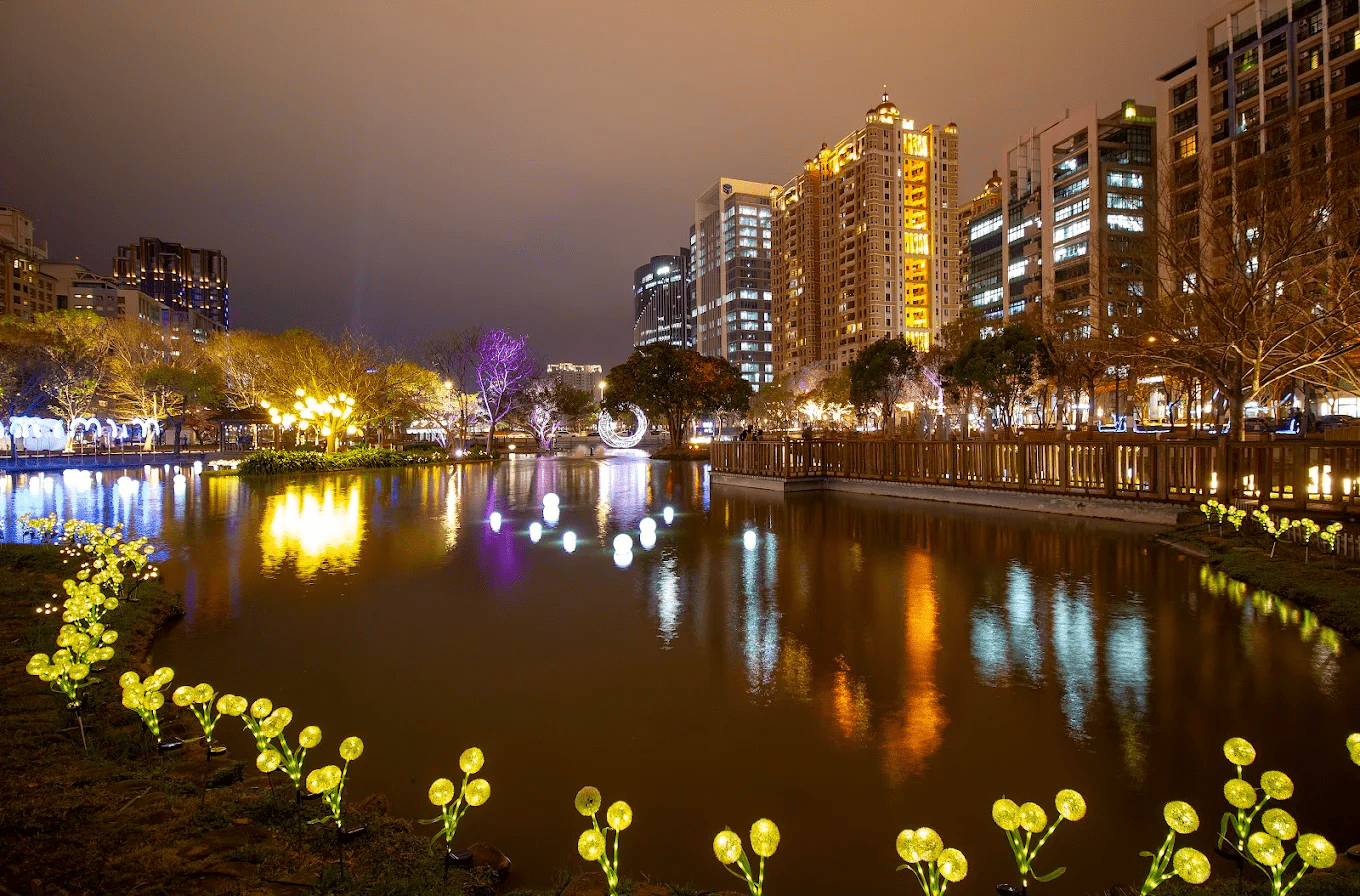 🌿 竹北水圳森林公園｜高鐵特區綠意散步地圖，湖畔步道×親子野餐×市集音樂日常