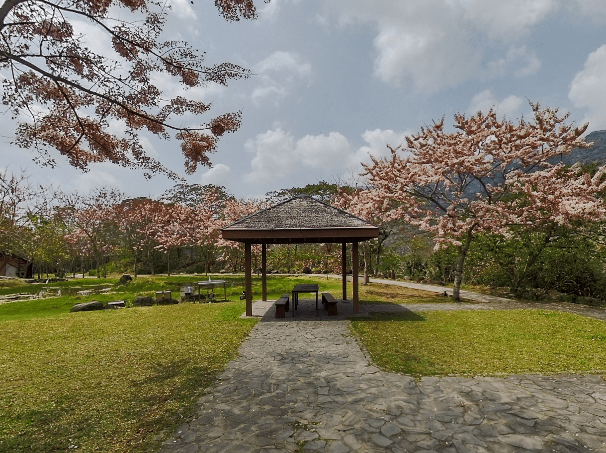 遠山望月溫泉風呂露營區｜夜宿在群山之間，在山裡泡湯、在星空下入眠