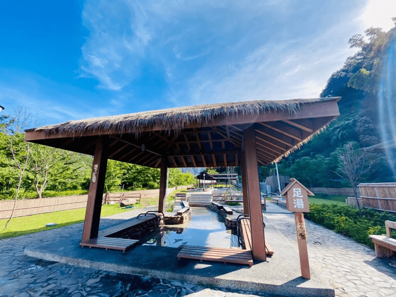 遠山望月溫泉風呂露營區｜夜宿在群山之間，在山裡泡湯、在星空下入眠