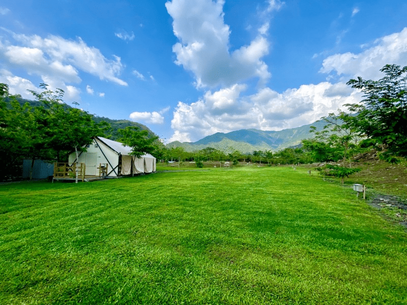 遠山望月溫泉風呂露營區｜夜宿在群山之間，在山裡泡湯、在星空下入眠