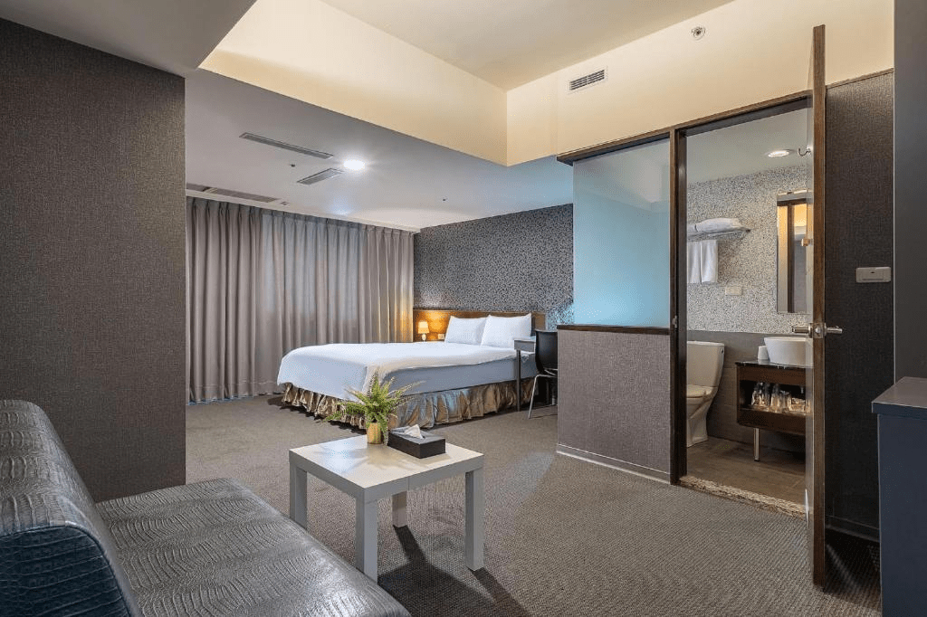 當台中的城市燈亮起，一場關於放鬆與歸屬的住宿故事正在展開