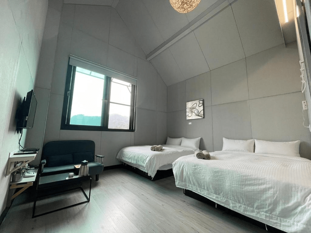 秋日的阿里山被薄霧輕掩，推開窗看雲海流動，住進民宿裡感受季節的呼吸