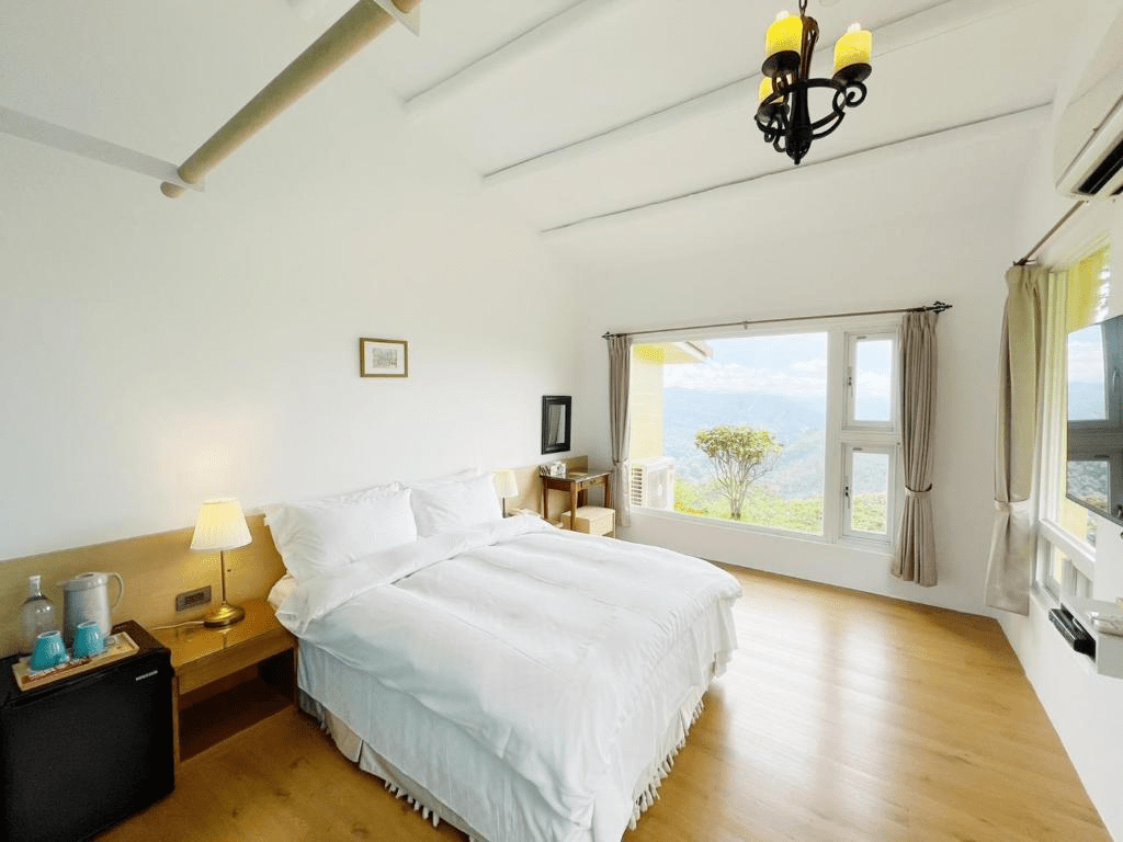 秋日的阿里山被薄霧輕掩，推開窗看雲海流動，住進民宿裡感受季節的呼吸