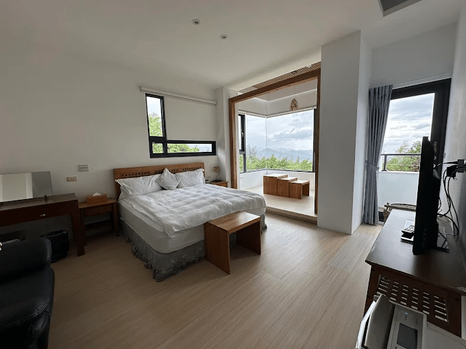 秋日的阿里山被薄霧輕掩，推開窗看雲海流動，住進民宿裡感受季節的呼吸