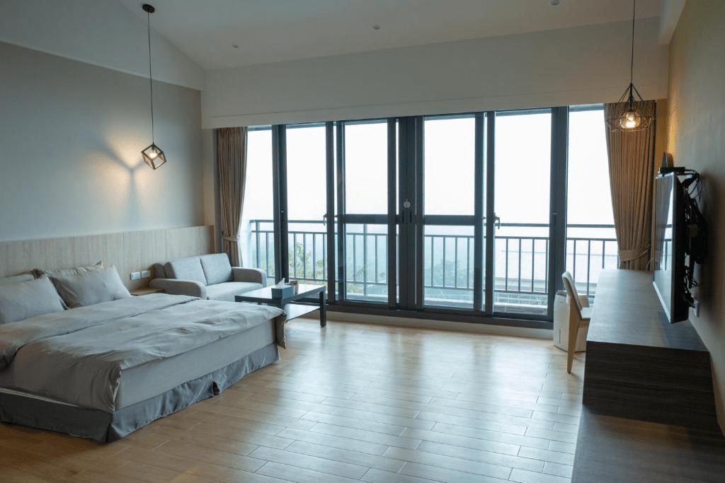 秋日的阿里山被薄霧輕掩，推開窗看雲海流動，住進民宿裡感受季節的呼吸