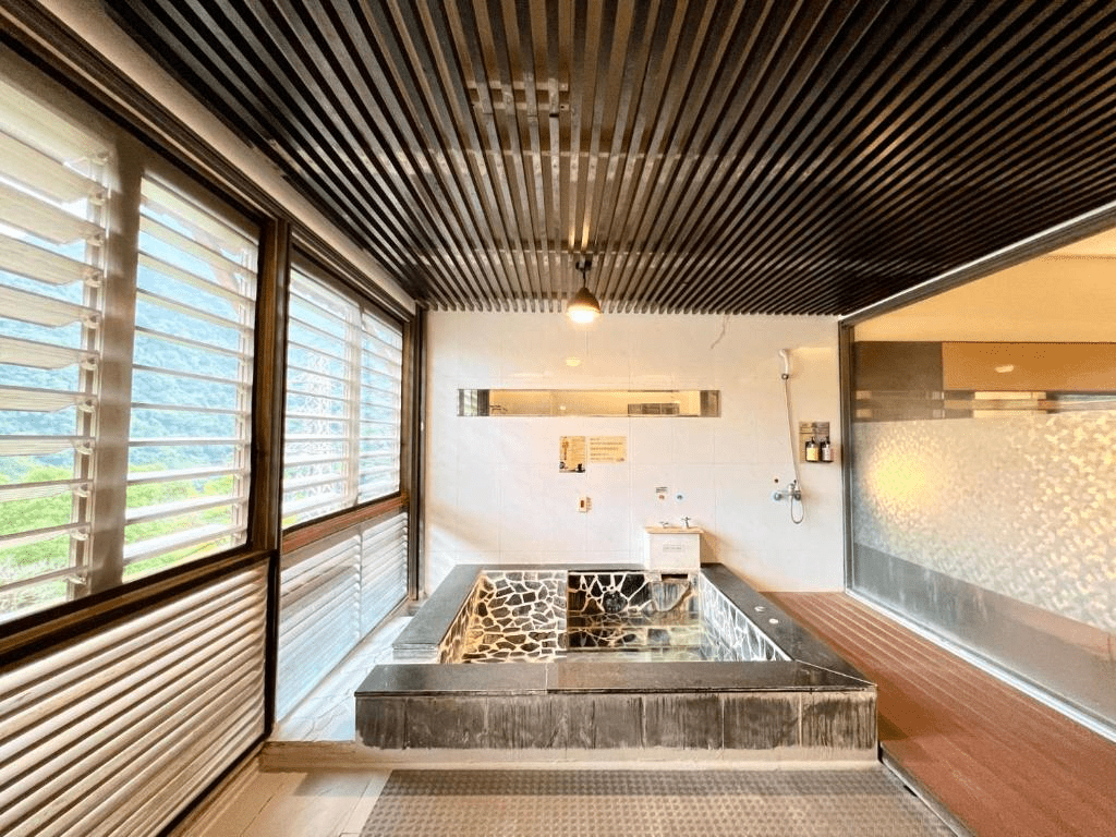 在霧氣瀰漫的山林裡泡湯，烏來溫泉的暖意正好滲進這個冬天的午後