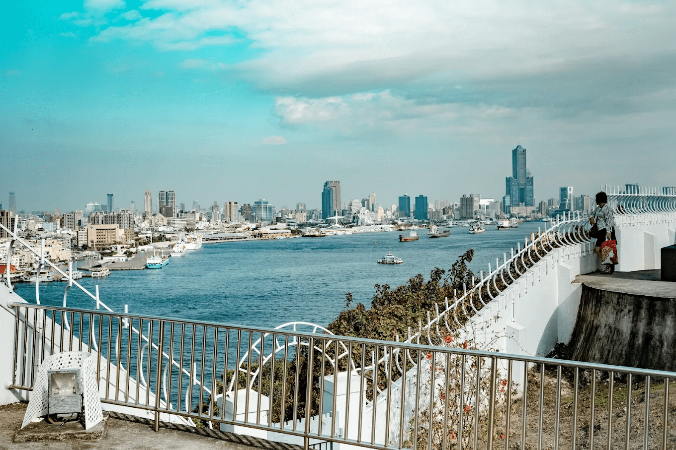 🌅 高雄燈塔｜旗津制高點看海夕陽，白色八角塔見證百年港都光影