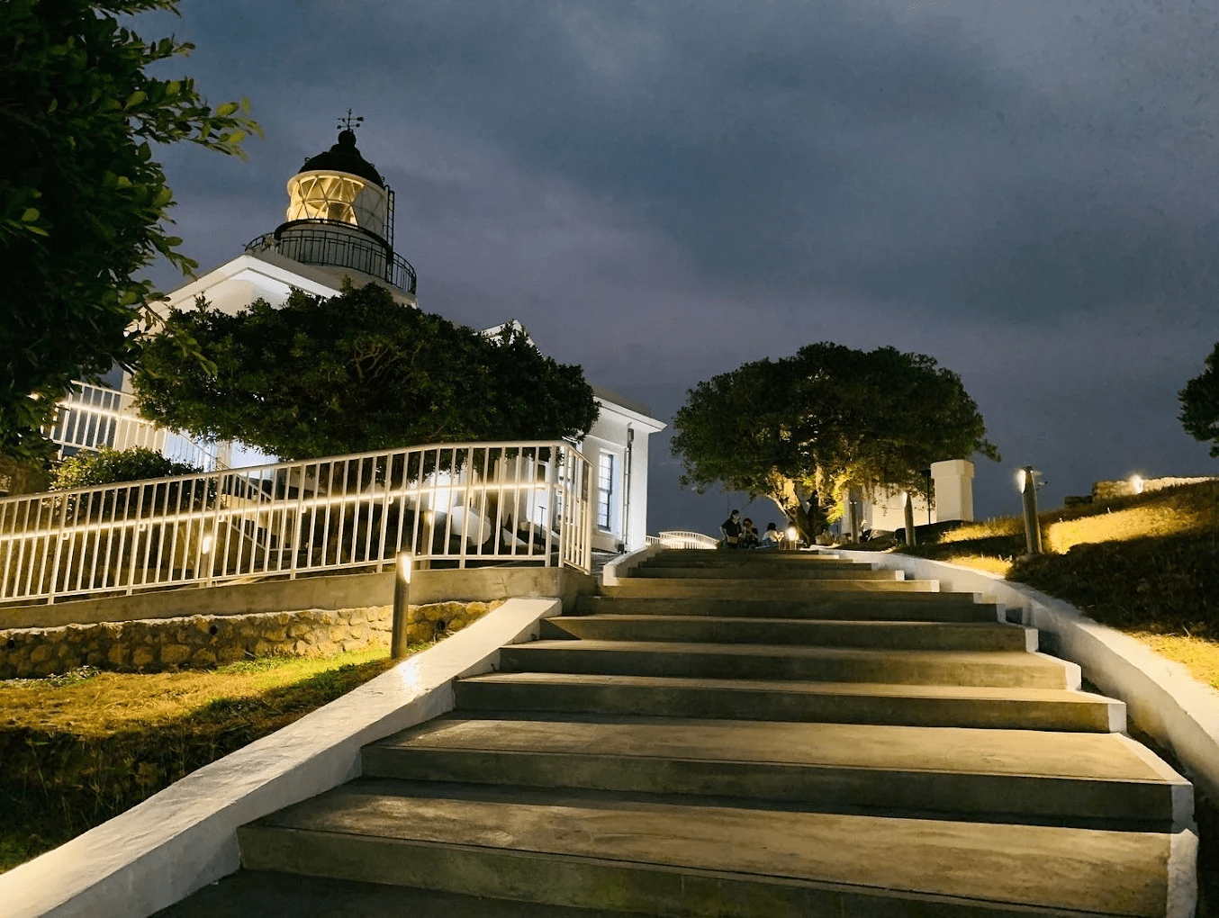 站在燈塔俯瞰高雄港景色