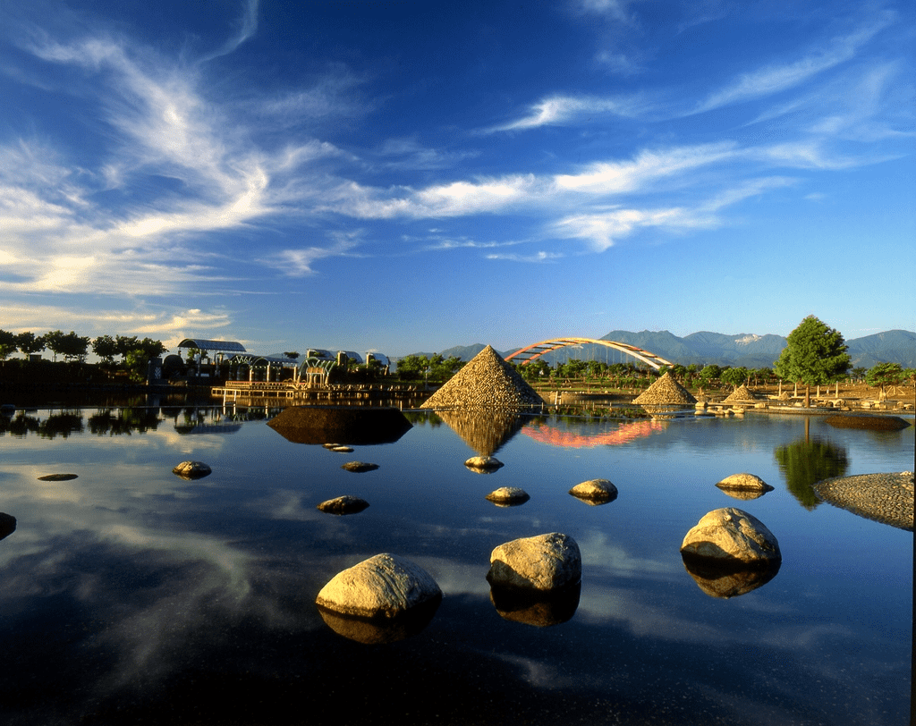 沿著冬山河散步，沿著心的方向前進，逃進宜蘭的溫柔，把日子過慢一點