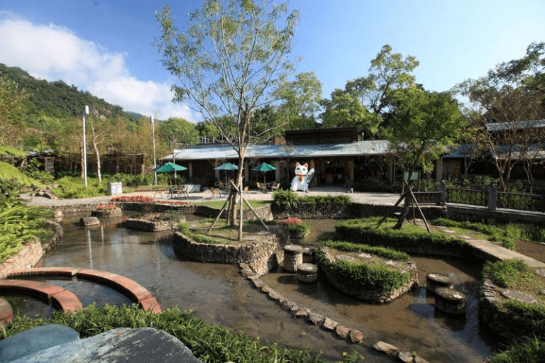 沿著冬山河散步，沿著心的方向前進，逃進宜蘭的溫柔，把日子過慢一點