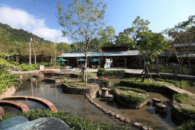 沿著冬山河散步，沿著心的方向前進，逃進宜蘭的溫柔，把日子過慢一點