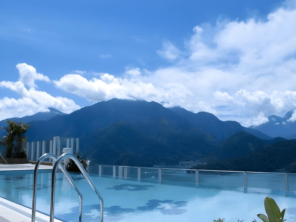 推開房門迎著日月潭的早風與光影，把住宿選在湖邊就能讓整趟旅程自然呼吸