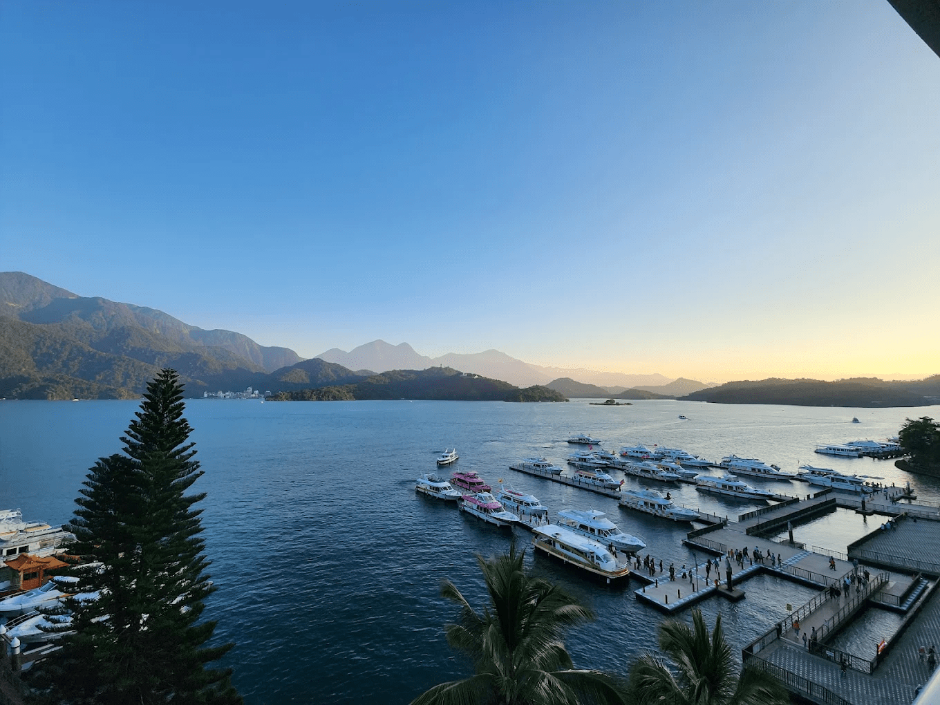 走進日月潭纜車的午後時光,看山的輪廓在眼前柔和展開,讓旅程從輕盈開始