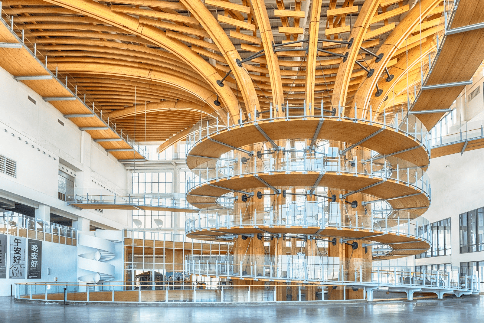 半山夢工廠室內的巨大生命樹,結合自然光影與木質結構,打造出充滿美感的現代室內遊憩空間