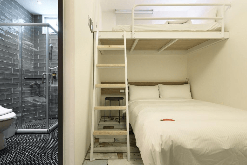 當台中夜色從街口亮起，在挑選住宿的路途中聽見風聲與腳步回響，旅程也悄悄展開了