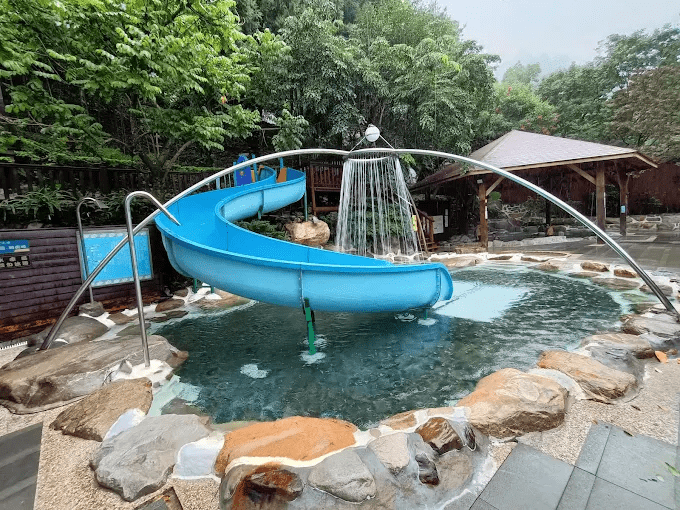 在微涼山風裡走進谷關溫泉飯店，把節奏交給湯煙與群山的那一刻輕鬆感