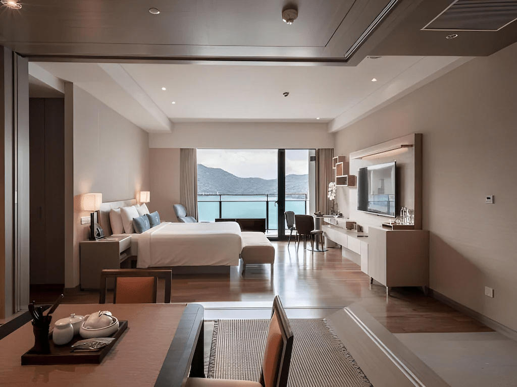 讓腳步隨著湖畔緩慢展開，在日月潭的四間住宿之間找到自己的旅行節奏