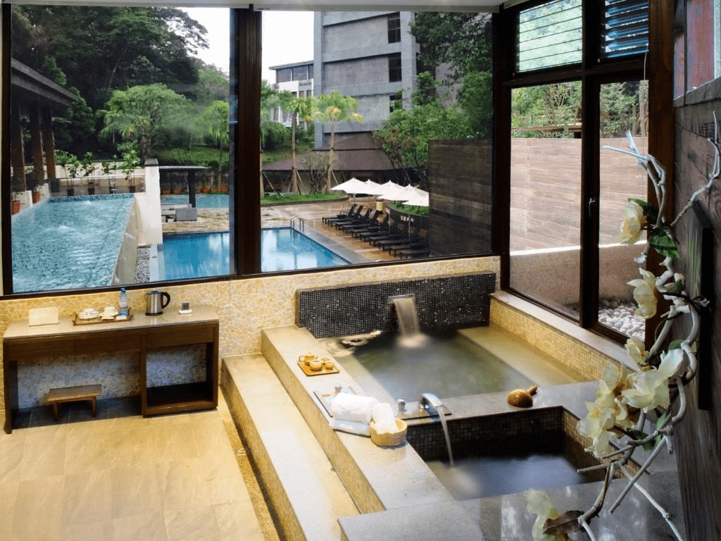 讓腳步隨著湖畔緩慢展開，在日月潭的四間住宿之間找到自己的旅行節奏