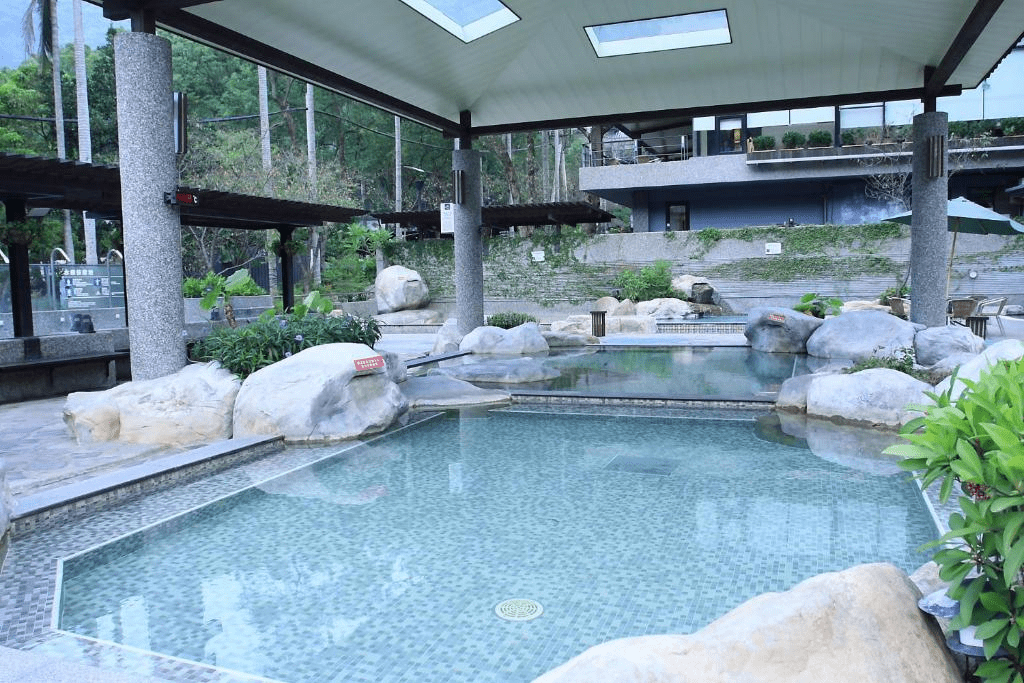 走進新北三峽大板根森林遊樂區的清晨雨林，在步道與溫泉之間慢慢把節奏放下來