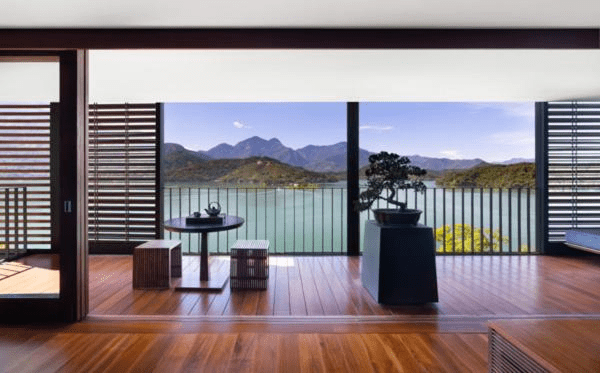 沿著日月潭散步回飯店時，看著水面亮起的一線光，我突然覺得這趟旅行剛剛好