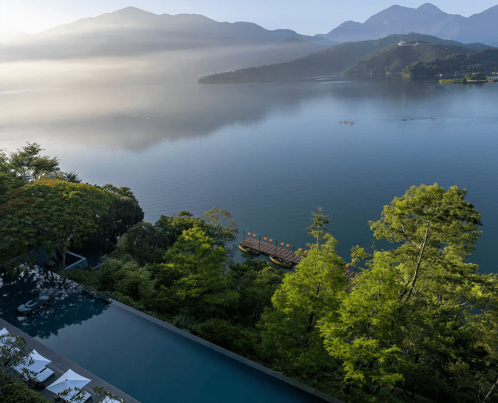 沿著日月潭散步回飯店時，看著水面亮起的一線光，我突然覺得這趟旅行剛剛好