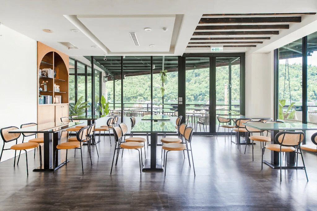 把行李放下、把步調放慢，在日月潭水漾找到一個能讓人靜靜靠著湖面的地方