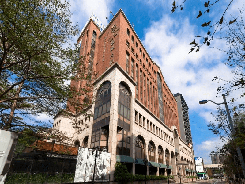 沿著新竹護城河慢慢走向迎曦大飯店,在城市的柔光裡入住一晚,把旅程的節奏交還給自己