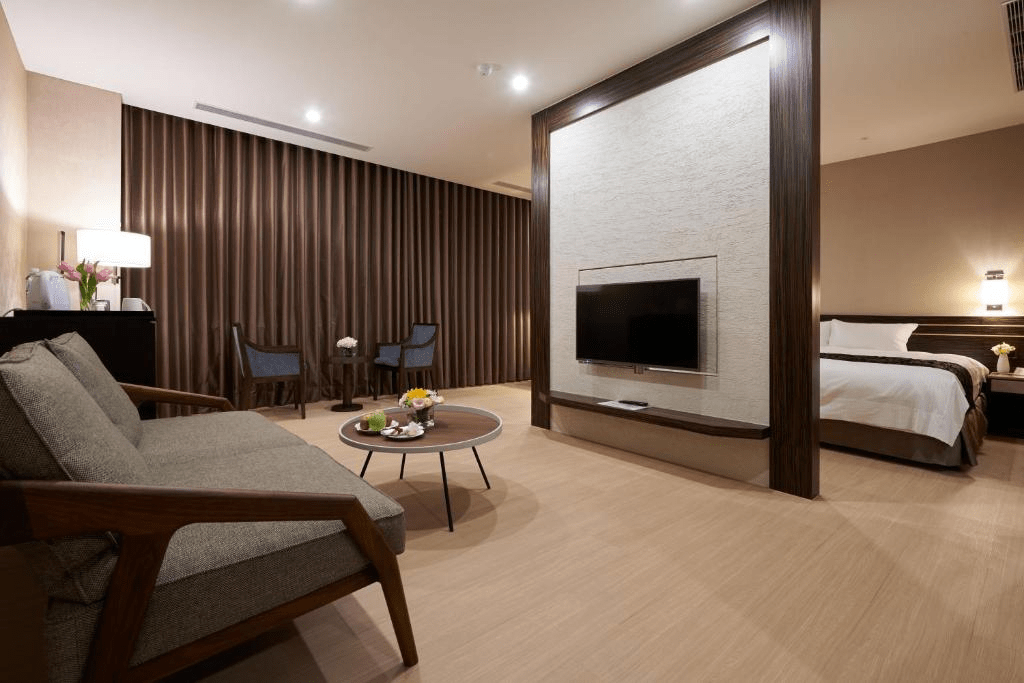 沿著新竹護城河慢慢走向迎曦大飯店,在城市的柔光裡入住一晚,把旅程的節奏交還給自己