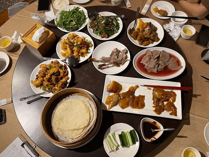 沿著新竹護城河慢慢走向迎曦大飯店,在城市的柔光裡入住一晚,把旅程的節奏交還給自己